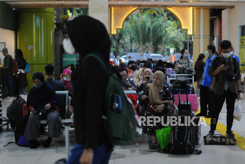 Pemudik menunggu kedatangan kereta di Stasiun Gambir, Jumat (14/4/2023). KAI Daop 1 Jakarta mencatat per 14 April 2023 terdapat keberangkatan 12.700 pemudik dari Stasiun Gambir pada masa angkutan Lebaran 2023.