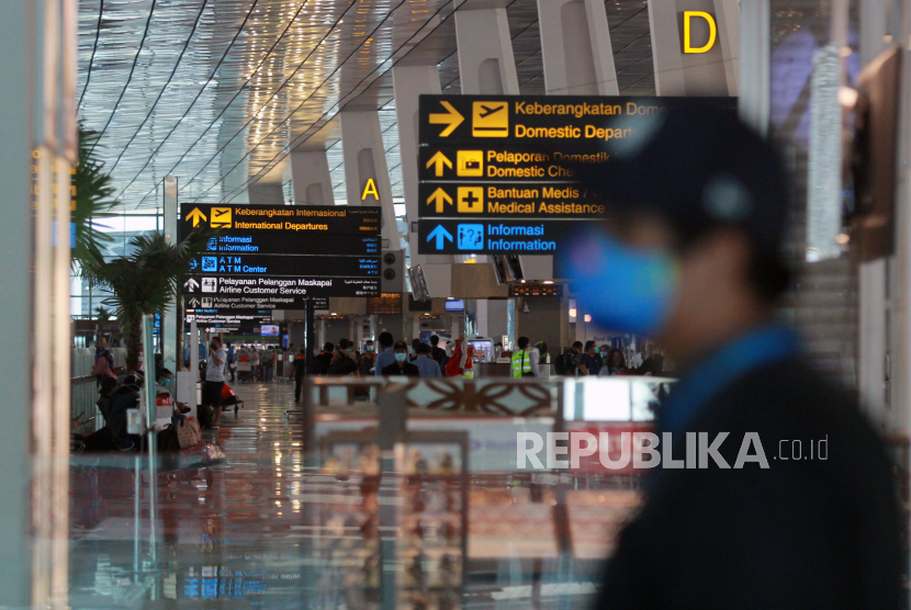 Calon penumpang berada di kawasan check in Terminal 3 Bandara Soekarno Hatta, Tangerang, Banten, Kamis (17/9). (ilustrasi)