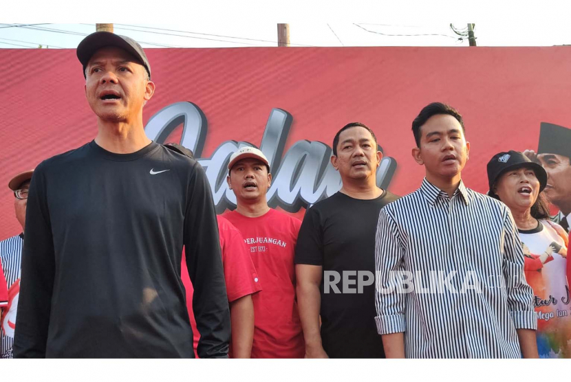 Capres PDIP Ganjar Pranowo dan Wali Kota Gibran Rakabuming Raka hadir di acara jalan sehat di Puacangsawit, Kecamatan Jebres, Kota Solo, Ahad (23/7/2023).