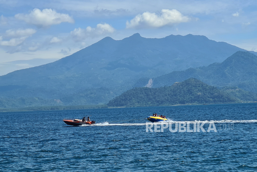 Wisatawan menikmati wisata air yang ditawarkan warga kepulauan di Kepulauan Pahawang, Pesawaran, Lampung, Kamis (30/6/2022). Masyarakat kepulauan Pahawang menggantungkan hidupnya dengan berdagang dan menjadi pemandu wisata. 