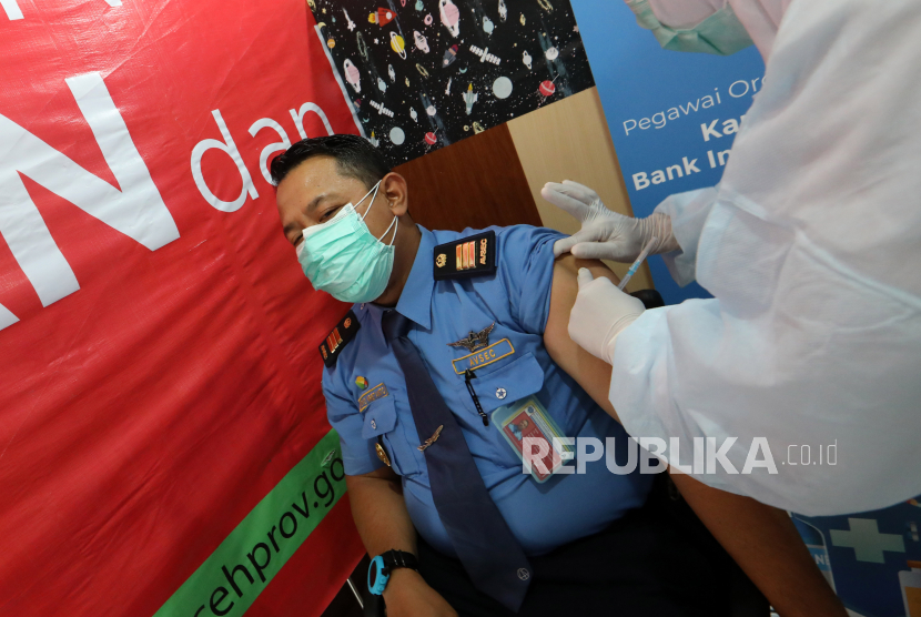  Seorang pegawai bandara menjalani pemeriksaan kesehatan sebelum menerima suntikan vaksin COVID-19 di sebuah rumah sakit di Banda Aceh, Indonesia, 22 Maret 2021.