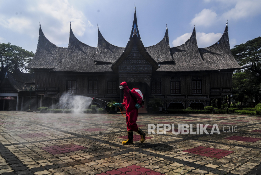 Petugas Damkar DKI Jakarta menyemprotkan disinfektan di Taman Mini Indonesia Indah (TMII), Jakarta Timur, Rabu (10/6). Penyemprotan disinfektan itu sebagai bentuk sterilisasi di area TMII menjelang pembukaan kembali untuk umum pada tanggal 20 Juni Mendatang