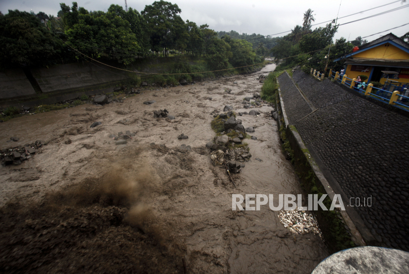 Warga mengamati aliran sungai Ciliwung yang keruh di Bendungan Katulampa ,Kota Bogor, Jawa Barat. Perumda Tirta Pakuan sebut Sungai Ciliwung keruh berdampak terhadap 32 ribu pelanggan