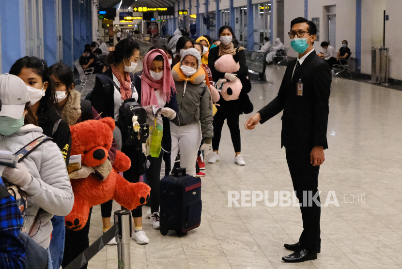 Sejumlah Warga Negara Indonesia (WNI) antre untuk mendaftar ketika proses repatriasi WNI di Bandar Udara Internasional Colombo, Sri Lanka, Jumat (24/4/2020).  KBRI Colombo merepatriasi 335 Pekerja Migran Indonesia (PMI) dari Sri Lanka dan Maladewa ke Indonesia akibat pandemi Virus Corona (COVID-19)