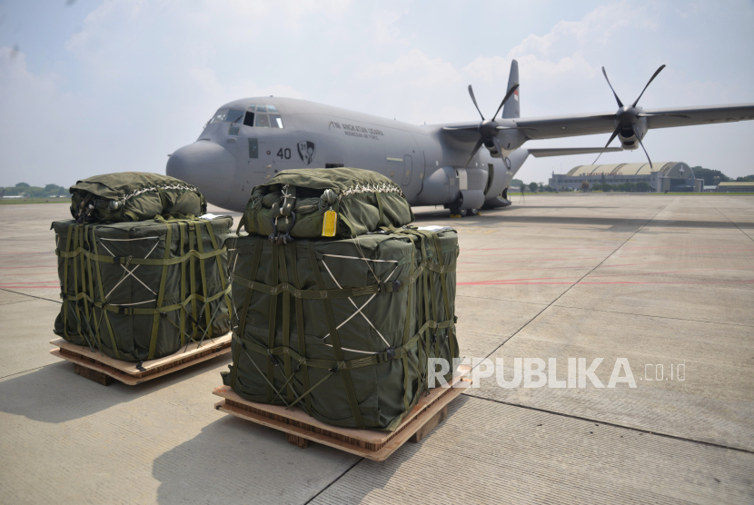 A number of humanitarian aid arrives at Apron Lanud Halim Perdana Kusuma, Jakarta, Friday (29/3/2024). The Indonesian government sent 900 people's air umbrellas and cargo air umbrellas to Jordan to distribute the aid it has collected for Palestine through airdrop. Using 1 unit of the Air Force's C-130 J Hercules Aircraft and 27 military personnel were deployed in the mission, which will be carried out over a period of 10 days.