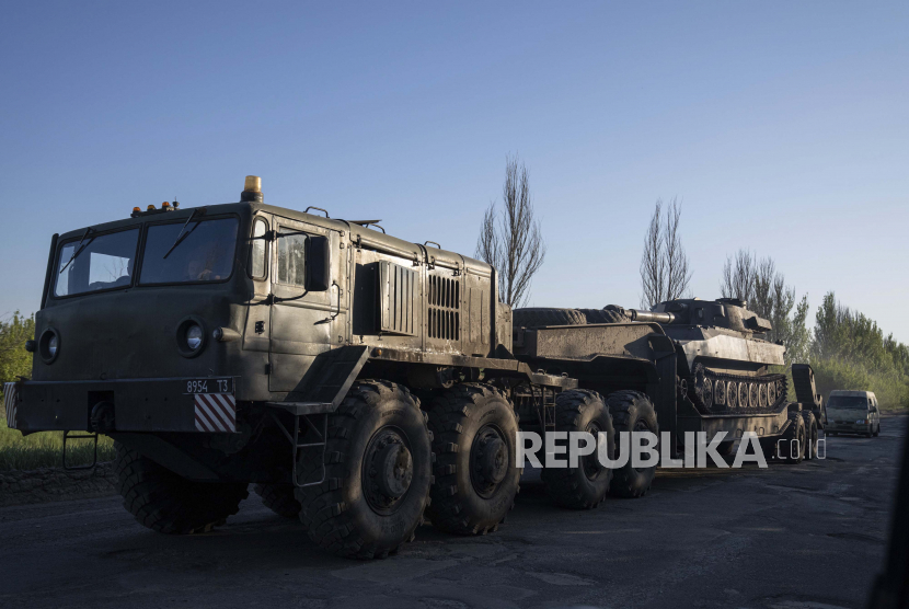 Sebuah truk militer mengangkut platform dengan artileri self-propelled Ukraina di wilayah Donetsk, Ukraina, Minggu, 8 Mei 2022. Pakta Pertahanan Atlantik Utara (NATO) tidak akan lagi melaksanakan komitmen masa lalu untuk tidak mengerahkan pasukannya ke Eropa Timur.