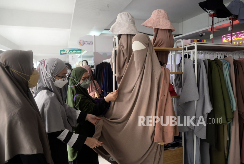 Pengunjung melihat produk-produk yang dijual disalah satu stand pada acara Muslim Life Fair, (ilustrasi).