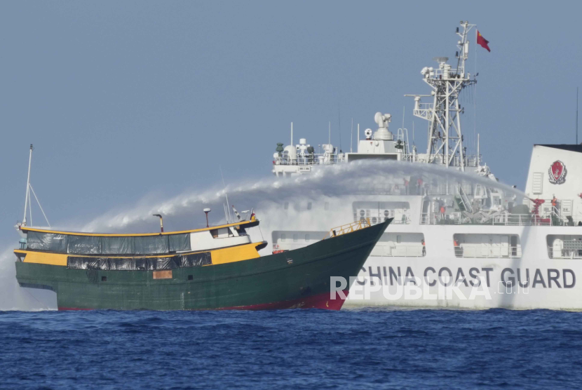 Kapal penyuplai logistik militer Filipina ditembak kapal penjaga pantai China di Laut China Selatan.