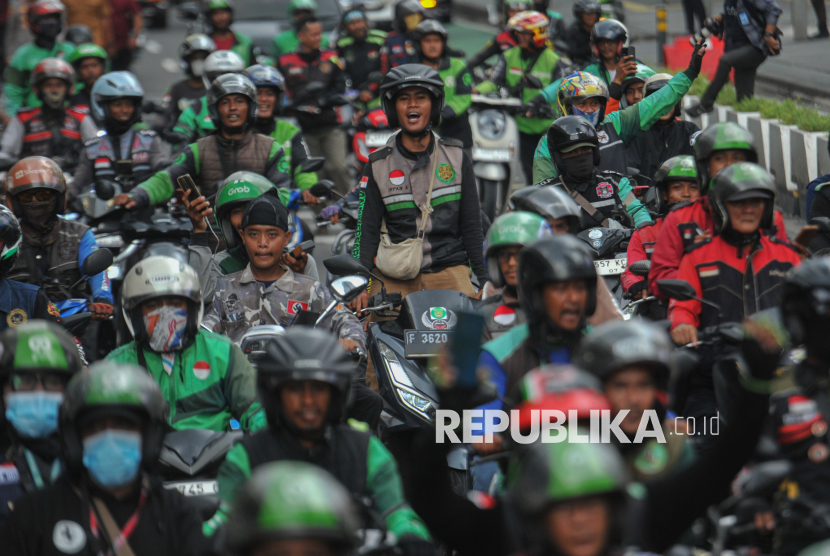 Pengemudi ojek online (ojol) melakukan konvoi dari arah Jalan Jenderal Sudirman menuju titik aksi di kawasan Patung Kuda, Jakarta, Selasa (20/5/2025).