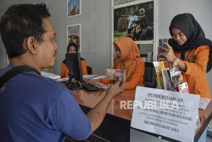 Pekerja melakukan proses pencairan Bantuan Subsidi Upah (BSU) di Kantor Pos Kabupaten Ciamis, Jawa Barat, Selasa (8/11/2022). Pemerintah memberikan bantuan subsidi upah atau subsidi gaji tahap tujuh kepada 3,59 juta pekerja sebesar Rp600 ribu. 