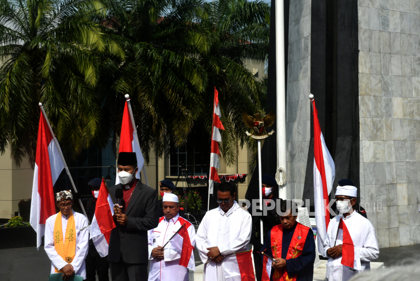 Sejumlah pemuka agama memimpin doa bersama lintas agama di Tugu Kujang, Kota Bogor, Jawa Barat, Rabu (17/8/2022). Doa bersama lintas agama yang dilaksanakan dalam rangka memperingati HUT ke-77 RI tersebut bertujuan untuk mendoakan agar negara Indonesia lebih maju. 