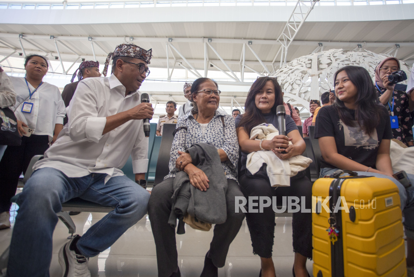 Menteri Perhubungan (Menhub) Budi Karya Sumadi (kanan) berbincang dengan calon penumpang pesawat di Bandara Internasional Jawa Barat (BIJB) Kertajati, Majalengka, Jawa Barat, Rabu (18/10/2023).