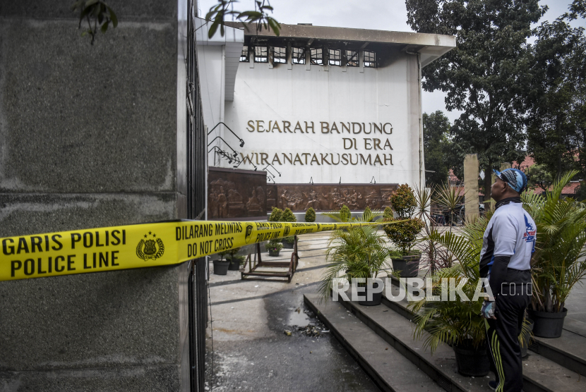 Warga berada di dekat Gedung Bappelitbang Kota Bandung pascakebakaran di Jalan Aceh, Kota Bandung. 