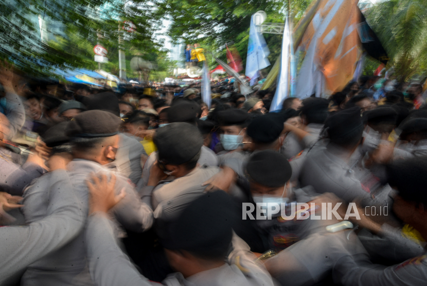 Aksi petugas kepolisian saat aksi mahasiswa (ilustrasi).