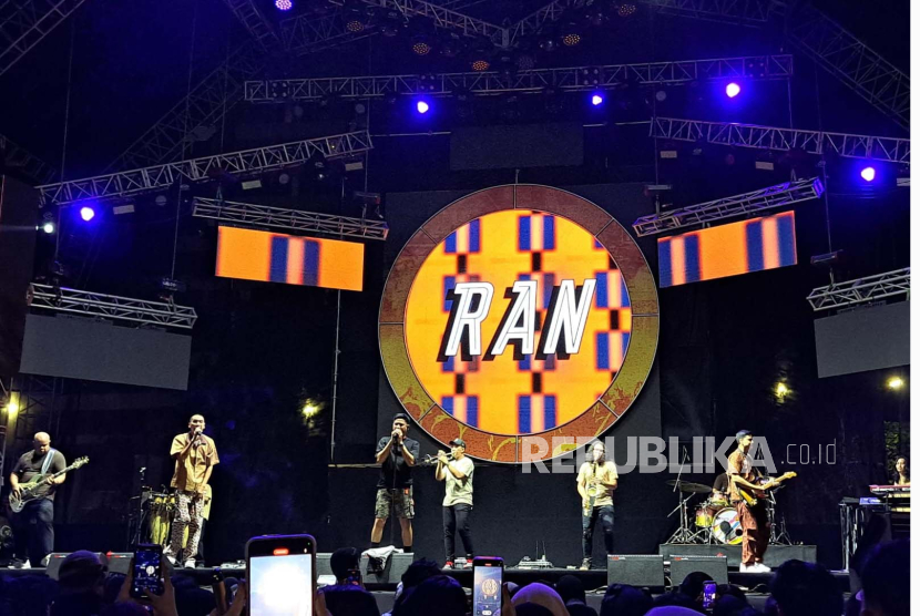 Aksi panggung grup musik RAN di hari kedua festival musik Flavs 2023. Acara berlangsung di Gambir Expo Kemayoran, Jakarta, Ahad (15/10/2023). 