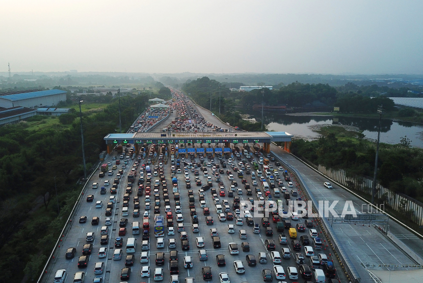 PT Jasa Marga atas diskresi Kepolisian, memperpanjang jalur one way dengan mulai dari KM 68 Tol Jakarta Cikampek hingga Gerbang Tol (GT) Kalikangkung KM 414 Jalan Tol Batang-Semarang. (ilustrasi).