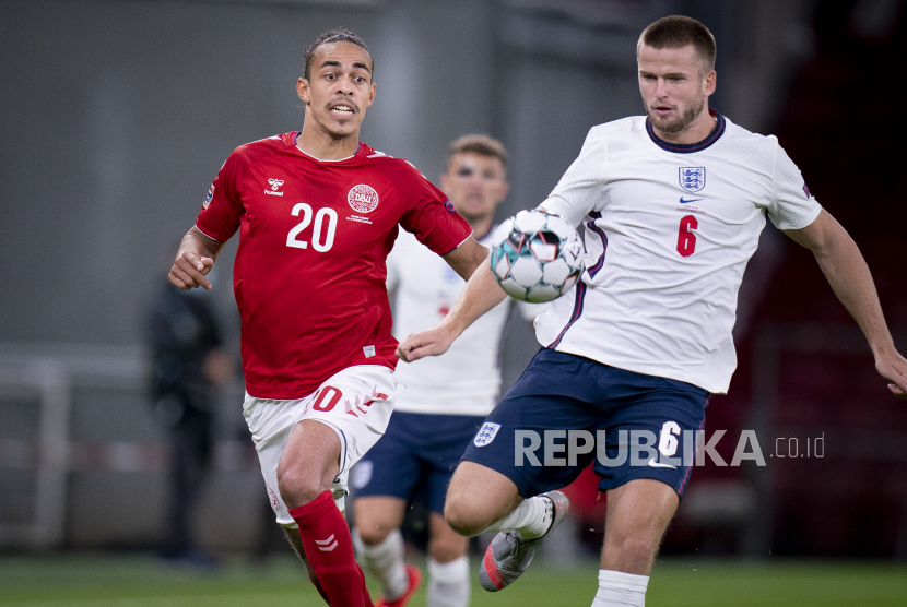  Danmarks Yussuf Poulsen (Kiri) dan Eric Dier dari Inggris beraksi pada pertandingan sepak bola UEFA Nations League antara Denmark dan Inggris di Parken Stadium, Kopenhagen, Denmark, 08 September 2020.
