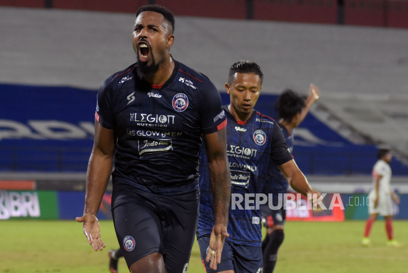 Pesepak bola Arema FC Carlos Fortes (kiri) berselebrasi usai mencetak gol ke gawang PSM Makassar pada pertandingan Liga 1 di Stadion Kapten I Wayan Dipta, Gianyar, Bali, Rabu (30/3/2022). Arema FC menang atas PSM Makassar dengan skor 1-0. 