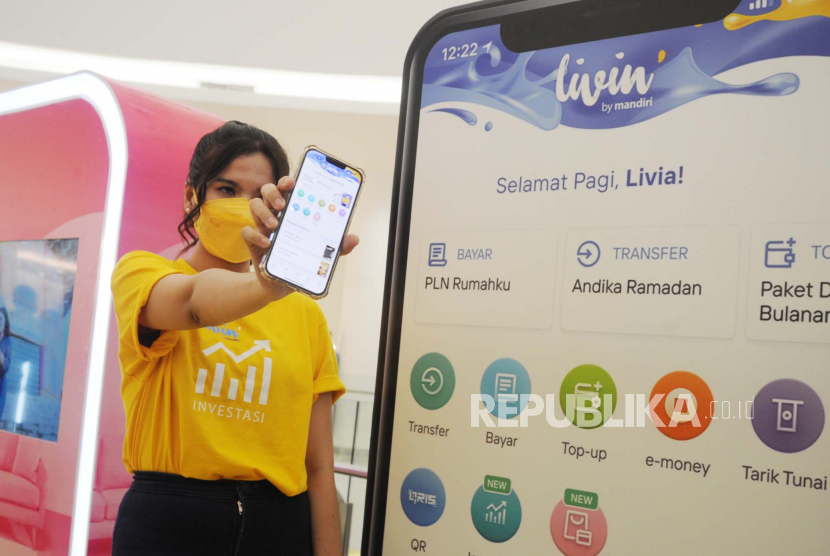 Pelkerja menunjukkan Aplikasi Livin by Mandiri. 