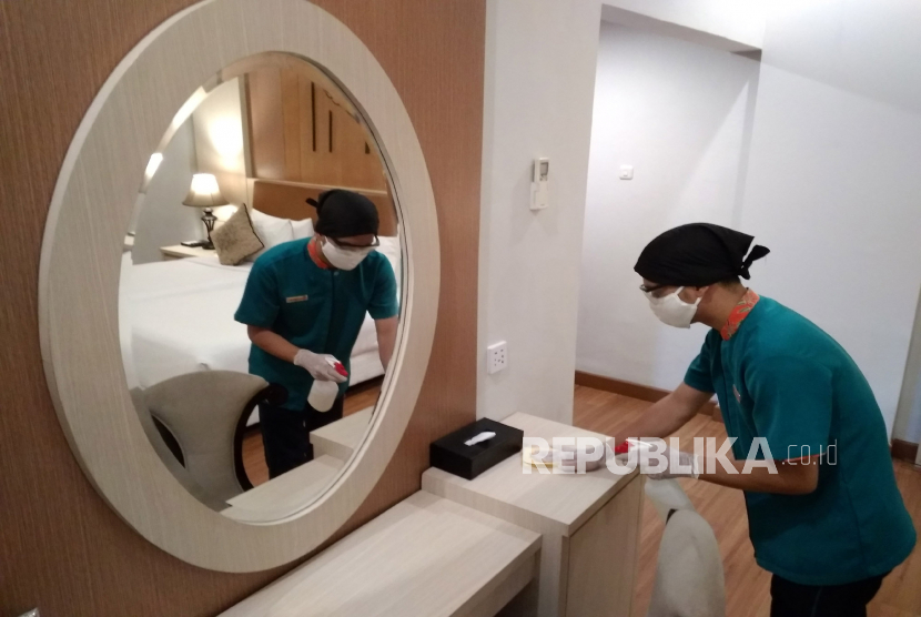 Petugas membersihkan kamar dengan disinfektan di Sudirman Suites Hotel Grand Inna Malioboro,  Yogyakarta.  Tingkat hunian kamar hotel di Daerah Istimewa Yogyakarta pada saat Lebaran 2021 rata-rata mencapai lima sampai tujuh persen atau mengalami penurunan signifikan jika dibandingkan Lebaran tahun 2020