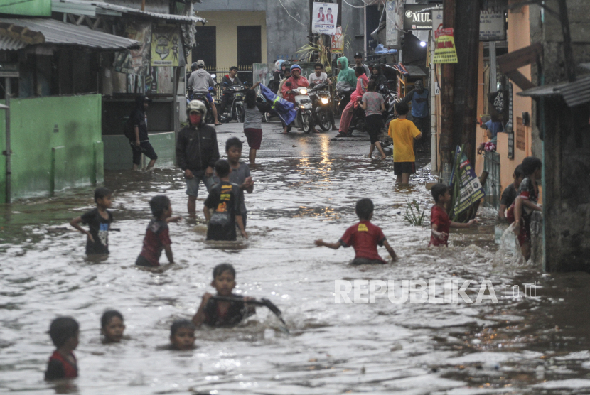 Dinas Kesehatan (Dinkes) Sumatera Utara mengimbau masyarakat setempat untuk mewaspadai penyakit yang muncul saat musim hujan tahun ini. Terlebih, musim hujan terjadi bersamaan dengan pandemi Covid-19.