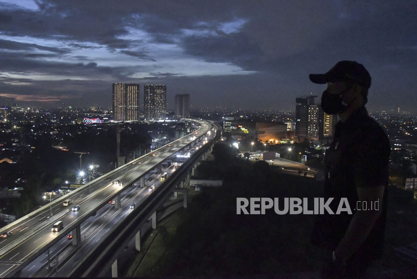 Sejumlah kendaraan melintas di tol Jakarta-Cikampek layang (elevated), Bekasi, Jawa Barat, Jumat (1/1). Tol layang Jakarta-Cikampek mempengaruhi peningkatan kecepatan rata-rata kendaraan.