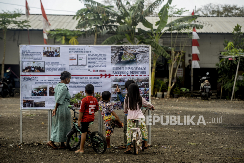 Anak-anak melihat rancangan pembangunan Kampung Susun Akuarium di Penjaringan, Jakarta Utara, Selasa (18/8).