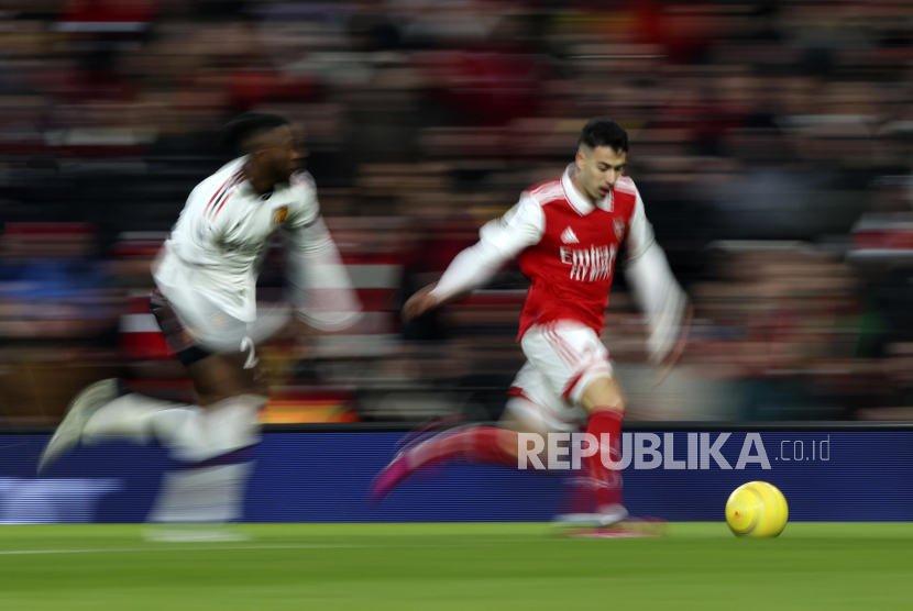 Pemain Arsenal Gabriel Martinelli (kanan) berlari mengejar bola dibayangi pemain Manchester United Aaron Wan-Bissaka pada pekan ke-21 Liga Primer Inggris, di Stadion Emirates, London, Ahad (22/1/2023).