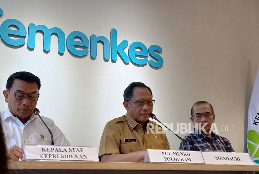 Mendagri M Tito Karnavian (tengah) saat konferensi pers di kantor Kementerian Kesehatan, Jakarta Selatan, Senin (19/2/2024). 