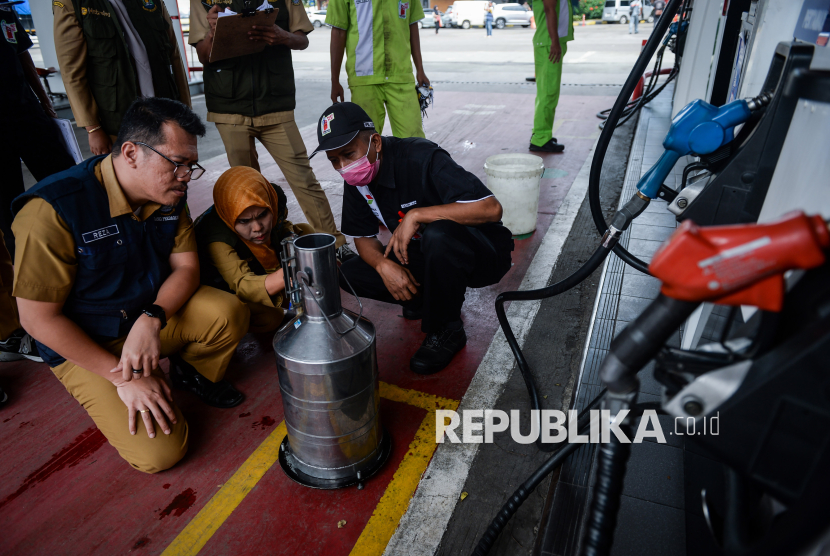 Petugas Dinas Perindustrian, Perdagangan, Koperasi dan UKM Kota Tangerang melakukan tera ulang takaran BBM di SPBU Pertamina Rest Area KM 14B, Kota Tangerang, Banten, Selasa (18/3/2025). Tera ulang tersebut untuk memastikan ketepatan takaran guna melindungi masyarakat dari praktik curang SPBU selama arus mudik Hari Raya Idul Fitri 1446 Hijriah. 