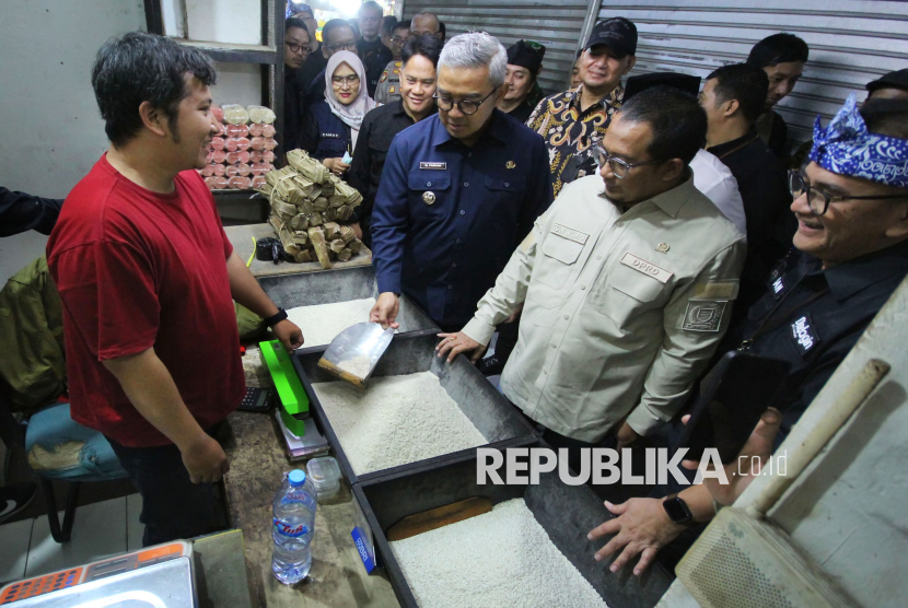 Wali Kota Bandung Muhammad Farhan bersama unsur terkait berbincang dengan pedagang beras di Pasar Kosambi, saat monitoring harga dan ketersediaan Beras di Pasar Tradisional, Toko Ritel dan Gudang Bulog Cabang Bandung, Kamis (31/7/2025). Kegiatan tersebut bagian dari upaya Pemerintah Kota Bandung dalam menjaga stabilitas harga bahan pokok dan memastikan ketersediaan pangan bagi masyarakat.