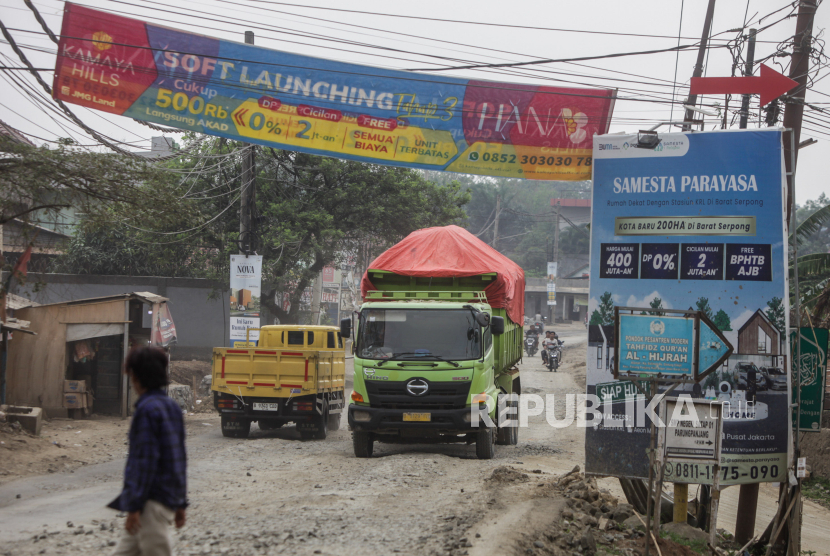 (ILUSTRASI) Truk melewati jalan yang rusak di Jalan Sudamanik, Parung Panjang, Kabupaten Bogor, Jawa Barat, Senin (20/11/2023).