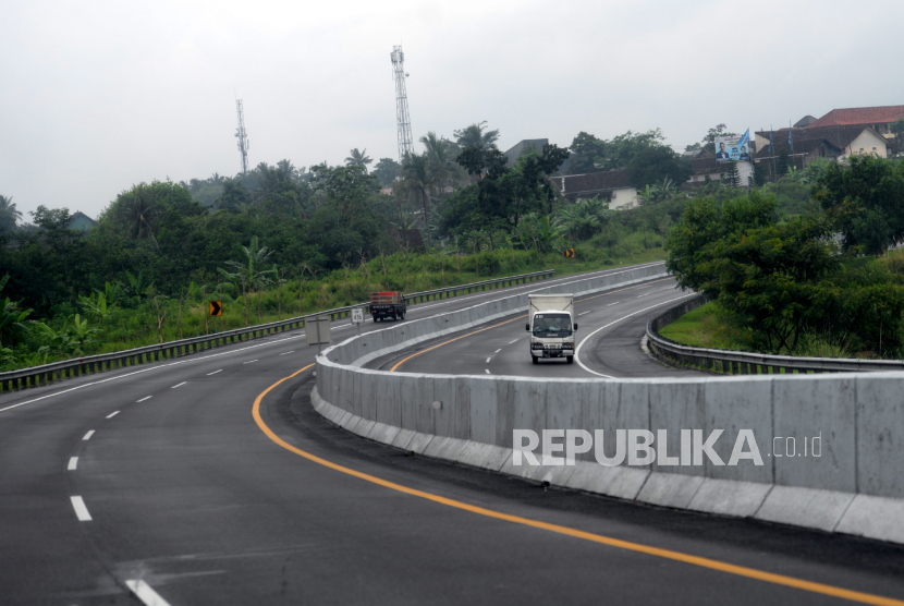 Kendaraan melintas di salah satu ruas Jalan Tol Trans Jawa Semarang-Solo, Jawa Tengah. ilustrasi