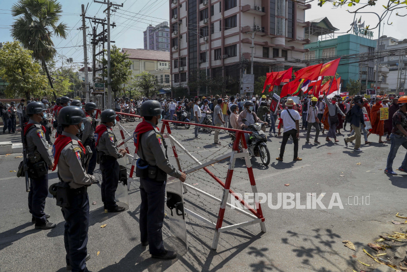 Korban tewas kembali terjadi dalam demonstrasi di Myanmar. Foto pengunjuk rasa anti-kudeta dari serikat siswa dan guru berbaris saat polisi berjaga-jaga di Mandalay, Myanmar, Rabu, 24 Februari 2021 (ilustrasi)