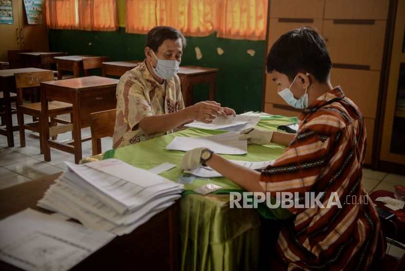 Petugas mengecek dokumen persyaratan untuk mendapatkan Bantuan Sosial Tunai. Pemerintah Provinsi DKI Jakarta melalui DInas Sosial kembali menyalurkan Bantuan Sosial Tunai sebesar Rp.300 ribu 