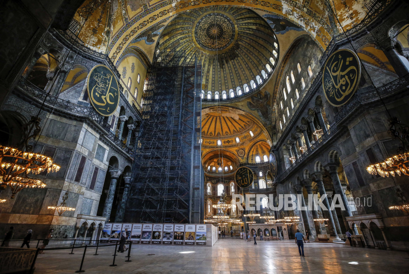 Hagia Sophia, salah satu tempat wisata utama Istanbul. Mosaik Kristen di Hagia Sophia yang ada di arah kiblat akan ditutup tirai selama waktu sholat.