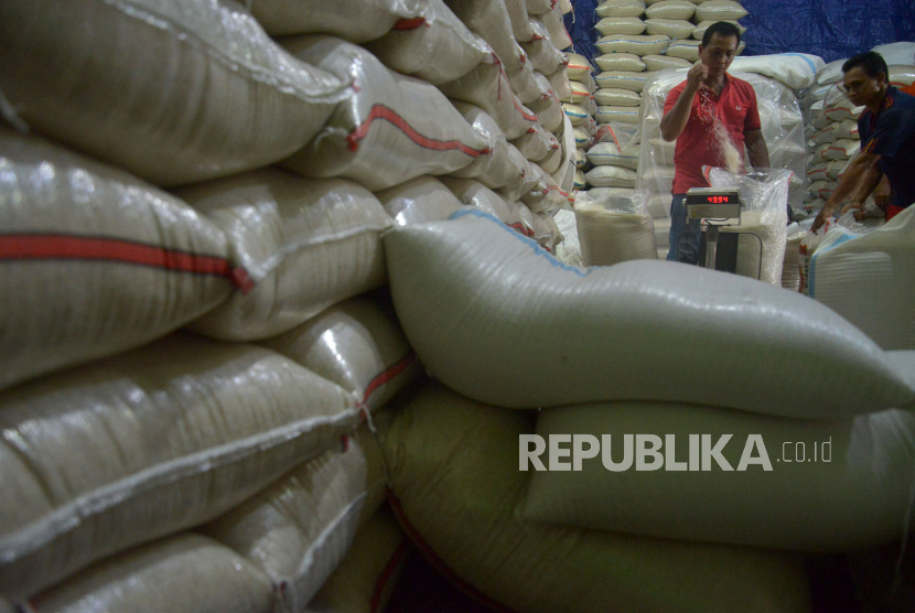 Pekerja mengemas beras pesanan pelanggan di Pasar Induk Beras Cipinang , Jakarta.  Badan Pangan Nasional atau National Food Agency (NFA) resmi menerbitkan Peraturan Badan Pangan Nasional (Perbadan) Nomor 4 Tahun 2022, tentang Penyaluran Cadangan Beras Pemerintah (CBP) dalam rangka Ketersediaan Pasokan dan Stabilisasi Harga bagi Keluarga Penerima Manfaat.