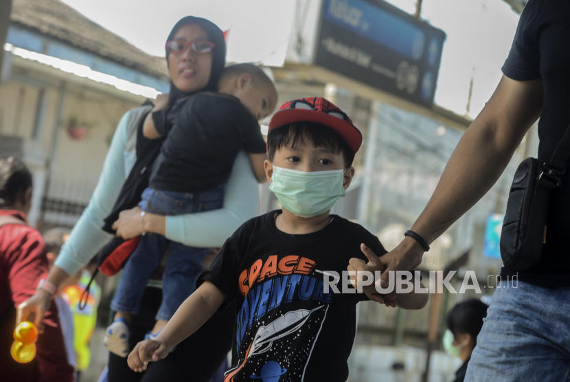 Seorang anak memakai masker saat menunggu kereta di Stasiun Depok, Depok, Jawa Barat, Jumat (6/3).Berdasarkan arahan Gubernur masker gratis didistribusikan ke pelayanan kesehatan