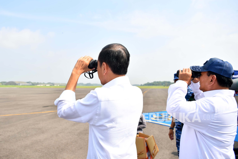 Presiden Jokowi bersama Prabowo Subianto meninjau alutsista di Pangkalan TNI AU Iswahjudi, Jawa Timur, Jumat (8/3/2024). Prabowo disebut tak mempersoalkan izin tambang untuk ormas keagamaan.