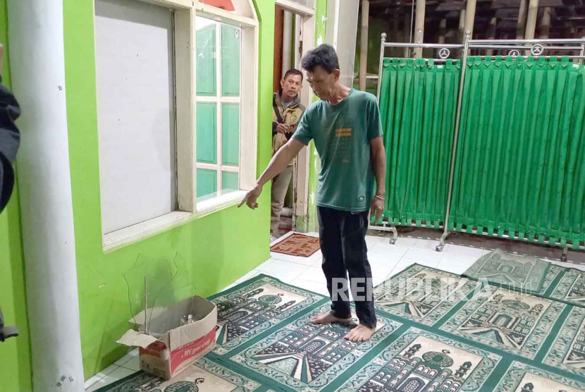 Warga menunjukkan bagian kaca jendela Masjid Jami Al Hidayah di Kelurahan Panglayungan, Kecamatan Cipedes, Kota Tasikmalaya, yang diduga dirusak oleh pemuda mabuk, Rabu (30/8/2023). 