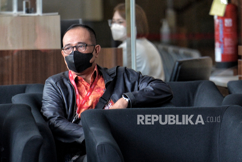 Eks Pejabat Ditjen Pajak Kementerian Keuangan, Rafael Alun Trisambodo tiba untuk menjalani pemeriksaan di Gedung Merah Putih KPK, Jakarta, Senin (3/4/2023). Sejumlah pejabat dan keluarganya kerap memamerkan barang-barang mewahnya di medsos.