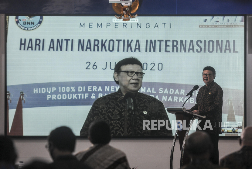 Menpan RB Tjahjo Kumolo memberikan sambutan saat peringatan Hari Anti Narkoba Internasional di Kantor BNN, Jakarta, Jumat (26/6). Peringatan Hari Anti Narkoba Internasional itu bertajuk Hidup 100 persen di Era New Normal, Sadar Sehat, Produktif Tanpa Narkoba.