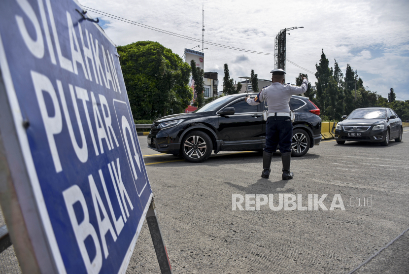 Petugas Dishub Kota Bandung memutarbalikkan kendaraan saat pemberlakuan ganjil genap di gerbang keluar Tol Pasteur, Kota Bandung (ilustrasi)