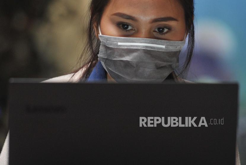 Wartawan memperhatikan proses hitung cepat (quick count) Pilkada 2018 melalui layar computer di Kantor LSI, Jakarta, Rabu (27/6).
