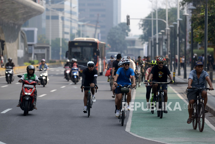 Warga berolahraga saat car free day di kawasan Bundaran Hotel Indonesia, Jakarta Pusat, Ahad (3/9/2023). 