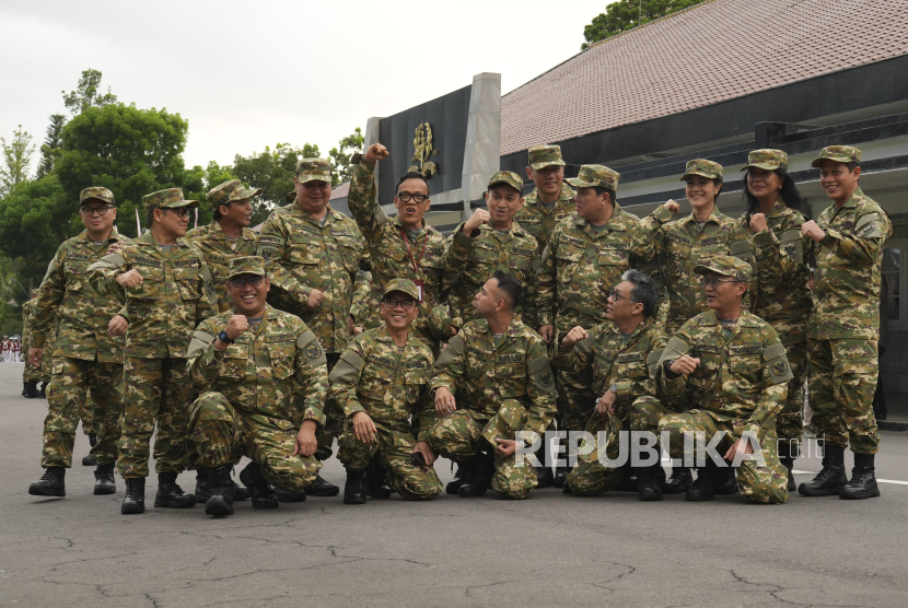 Jajaran Kabinet Merah Putih berfoto bersama sebelum mengikuti acara Parade Senja dalam rangka acara kegiatan rapat kerja dan retret Kabinet Merah Putih 2024-2029 di Lapangan Pancasila, Akademi Militer (Akmil) Magelang, Jawa Tengah, Jumat (25/10/2024). Parade Senja yang menjadi rangkaian dalam pembekalan Kabinet Merah Putih tersebut digelar untuk mengingatkan jasa para pahlawan yang berjuang dalam kemerdekaan dan menjaga kedaulatan Negara Kesatuan Republik Indonesia. 