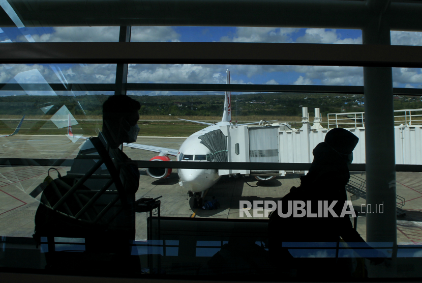 Sejumlah pemudik berjalan menuju pesawat di bandara El Tari Kupang, NTT, Kamis (6/5/2021). 
