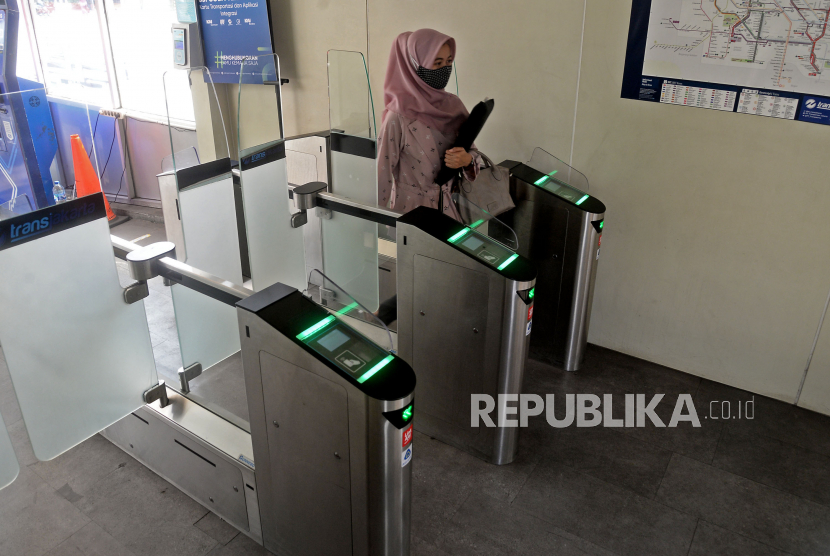 Pengguna melakukan tapping untuk memasuki Halte Transjakarta, Jumat (8/10). Presiden Joko Widodo (Jokowi) meminta agar sistem pembayaran moda transportasi publik dibangun terintegrasi.