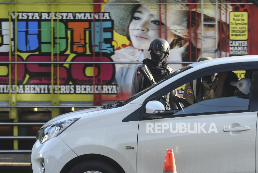 Petugas gabungan melakukan pemeriksaan terhadap pengguna kendaraan yang akan masuk ke wilayah DKI Jakarta di di KM 47 Tol Cikampek-Jakarta, Jawa Barat, Sabtu (30/5/2020). Berdasarkan data Jasa Marga, Kepolisian dan Kemenhub per tanggal 25-28 Mei 2020 mencatat sebanyak 4