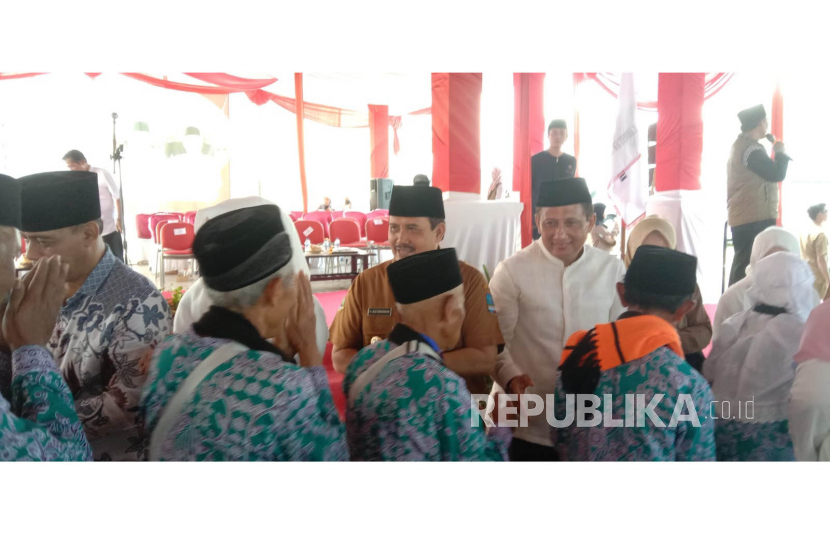 Bupati Pangandaran Jeje Wiradinata melepas keberangkatan calhaj asal Kabupaten Pangandaran, Senin (5/6/2023).
